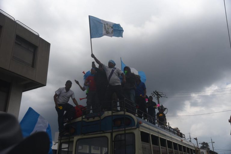 buses con manifestantes llegan a la capital desde Quiché