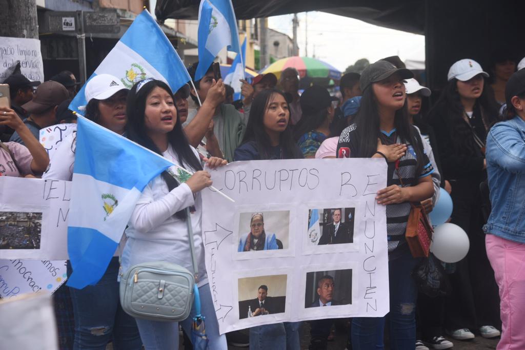 buses con manifestantes llegan a la capital desde Quiché