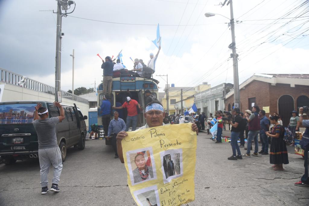 buses con manifestantes llegan a la capital desde Quiché