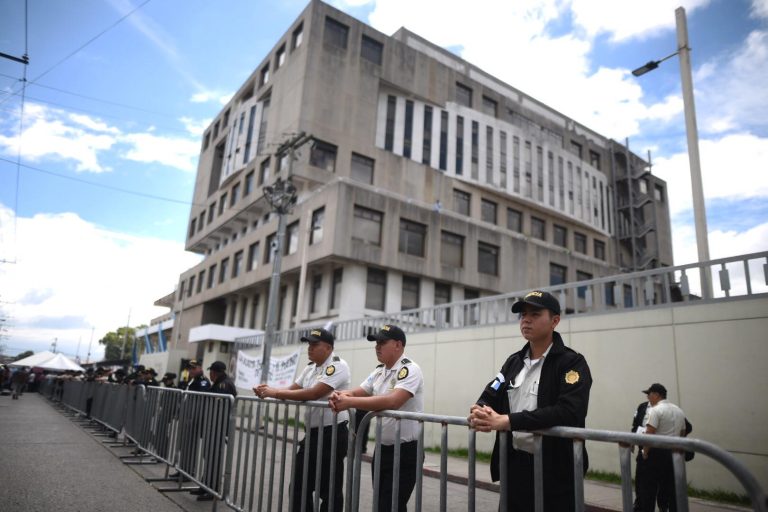 manifestación frente al Ministerio Público para exigir renuncia de la fiscal general Consuelo Porras