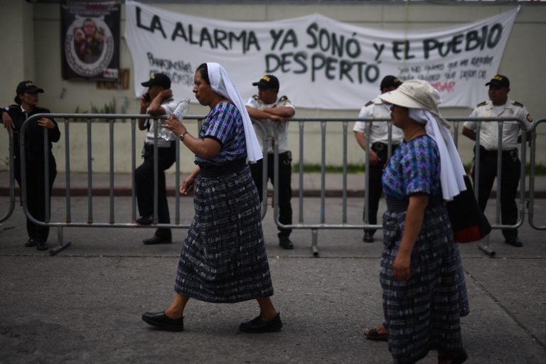 manifestación frente al Ministerio Público para exigir renuncia de la fiscal general Consuelo Porras