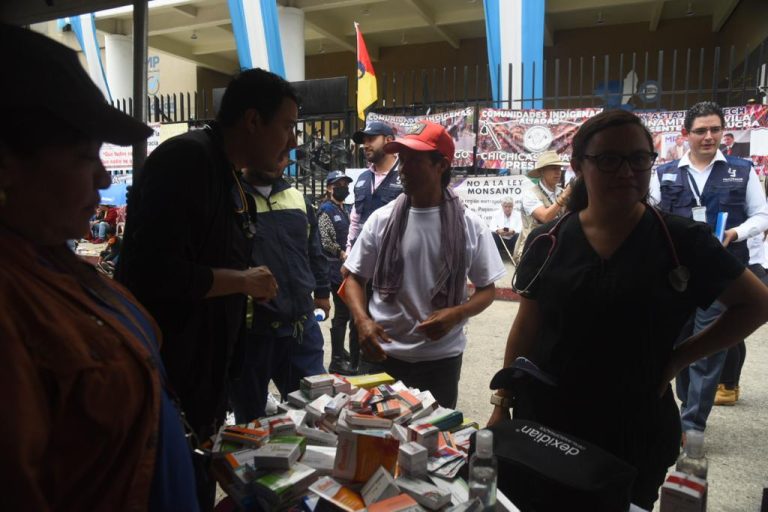 Médicos del San Juan de Dios brindan asistencia a manifestantes frente al MP