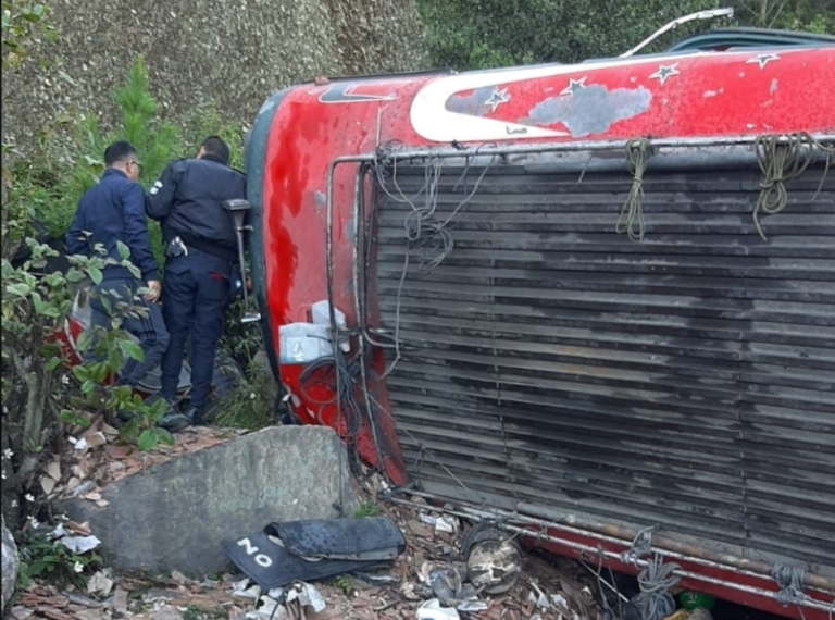 Vuelca autobús extraurbano en Km. 112 de ruta Interamericana