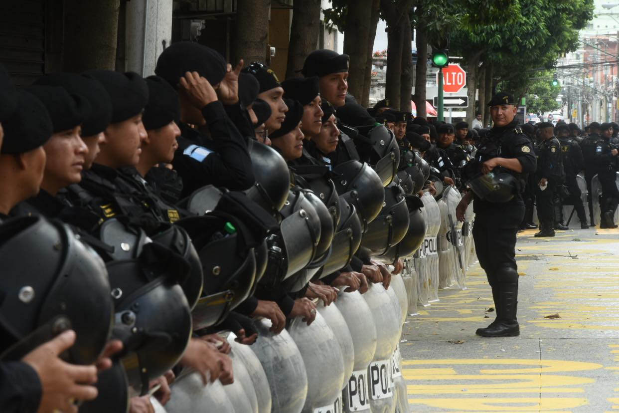 agentes de PNC resguardan el Congreso tras incidentes con manifestantes