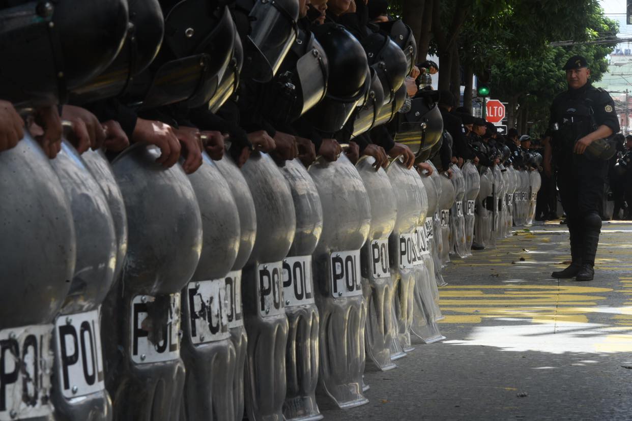 agentes de PNC resguardan el Congreso tras incidentes con manifestantes