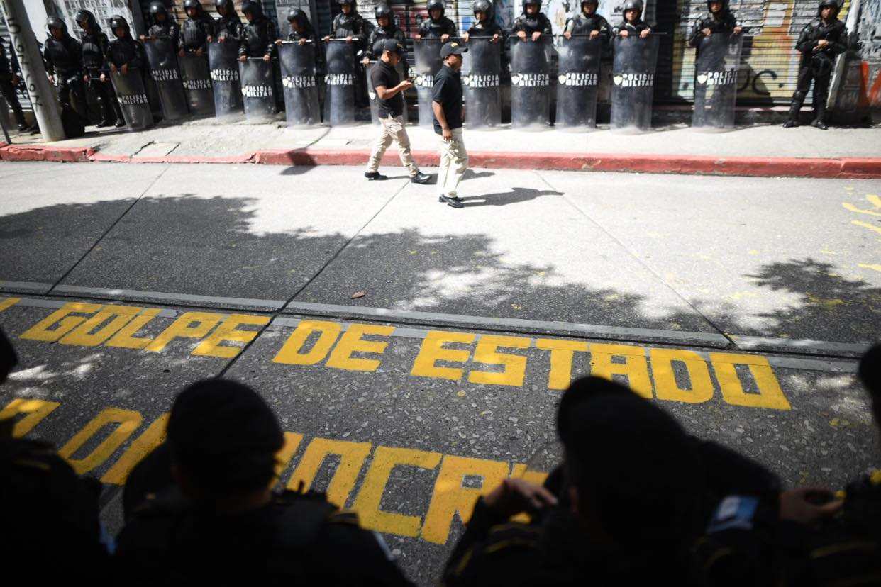 agentes de PNC resguardan el Congreso tras incidentes con manifestantes