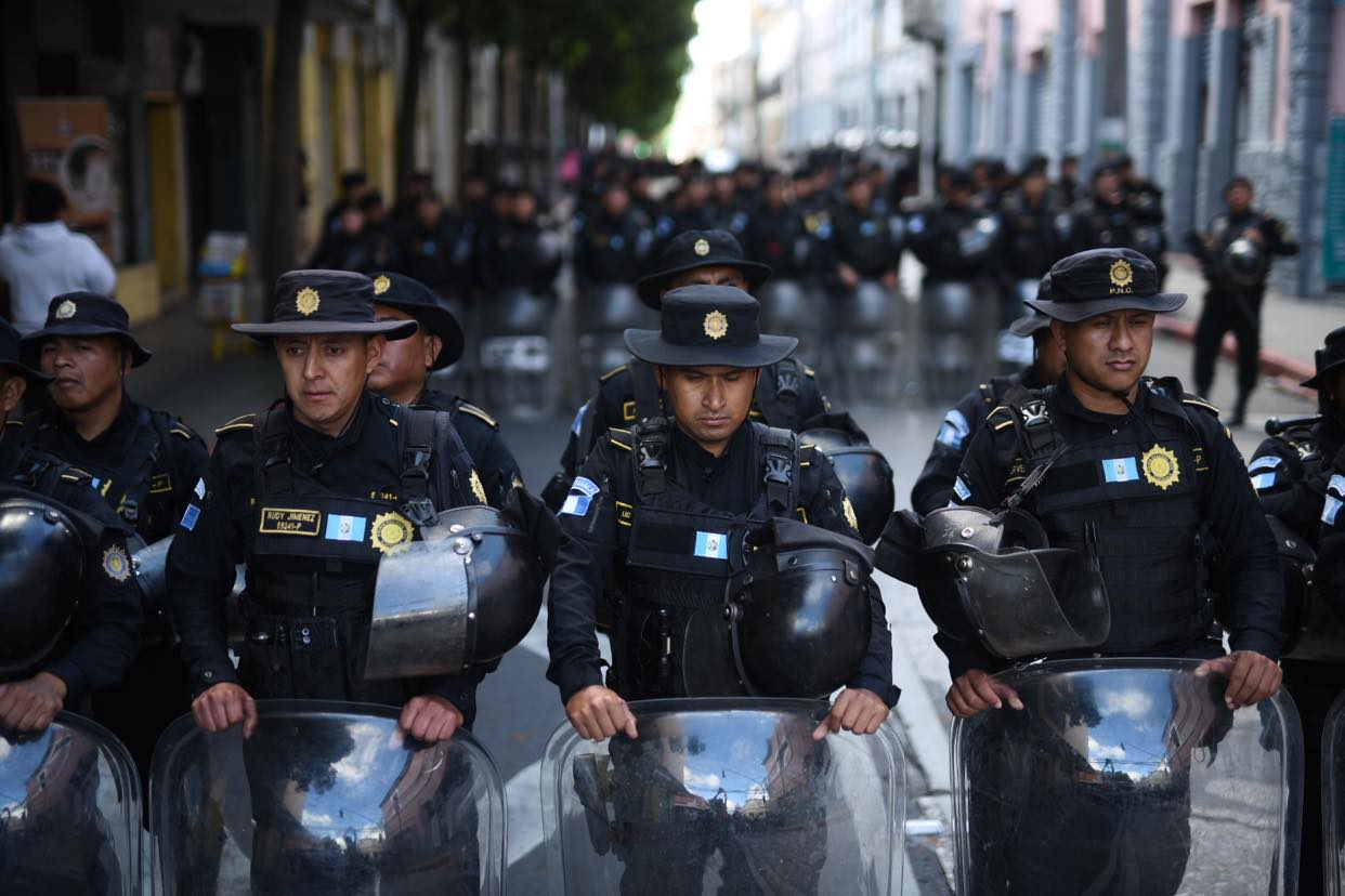 agentes de PNC resguardan el Congreso tras incidentes con manifestantes