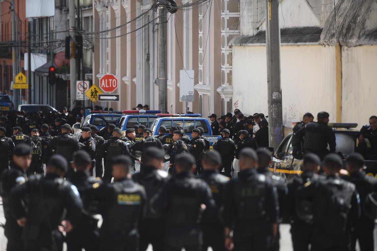 agentes de PNC resguardan el Congreso tras incidentes con manifestantes