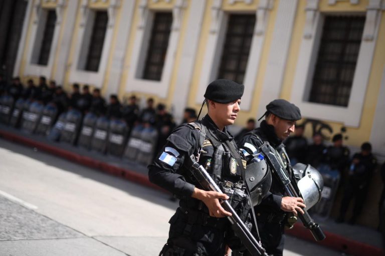 agentes de PNC resguardan el Congreso tras incidentes con manifestantes