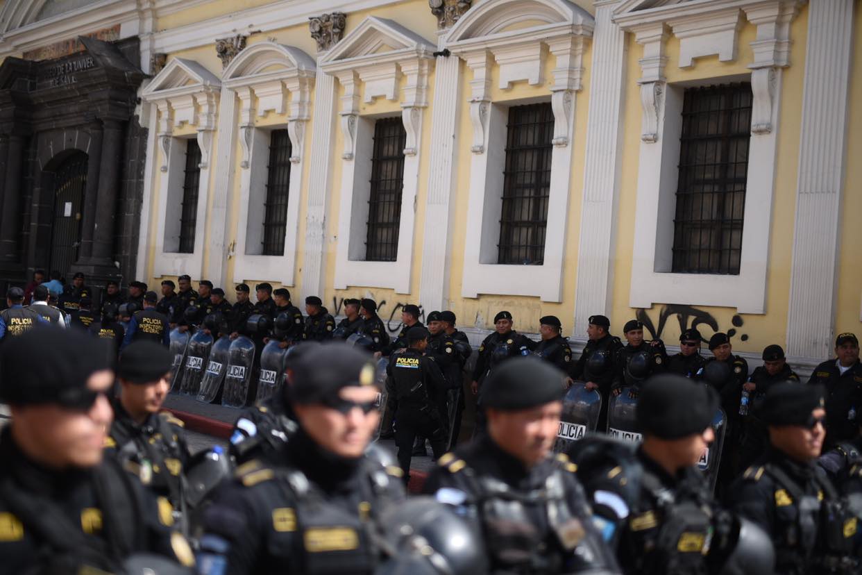 agentes de PNC resguardan el Congreso tras incidentes con manifestantes