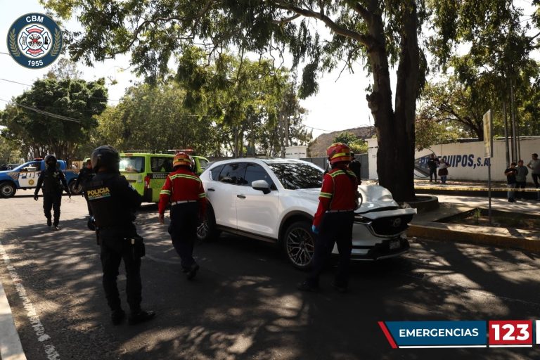 disparan contra mujer que conducía vehículo en zona 12