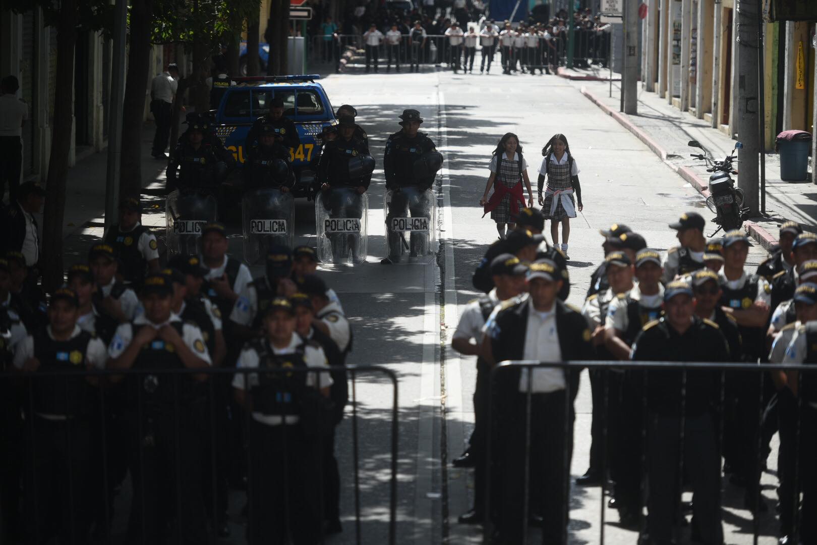 autoridades indígenas manifiestan frente al Congreso