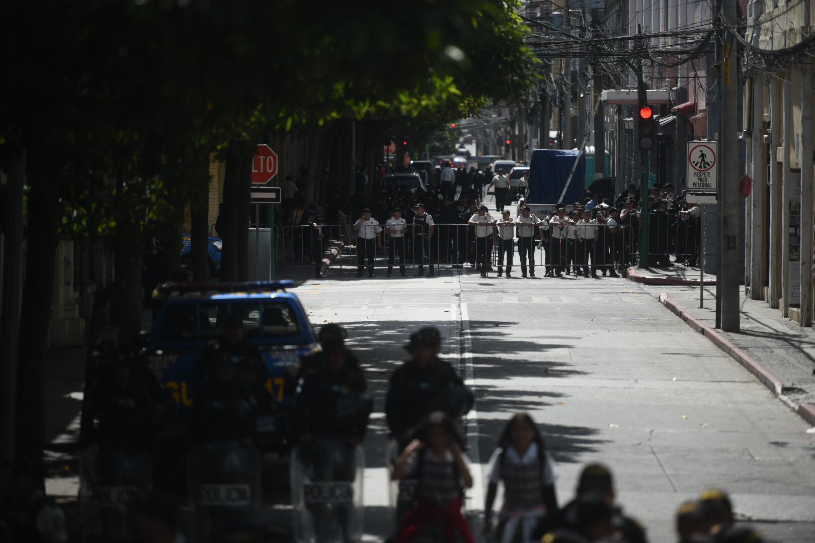 autoridades indígenas manifiestan frente al Congreso