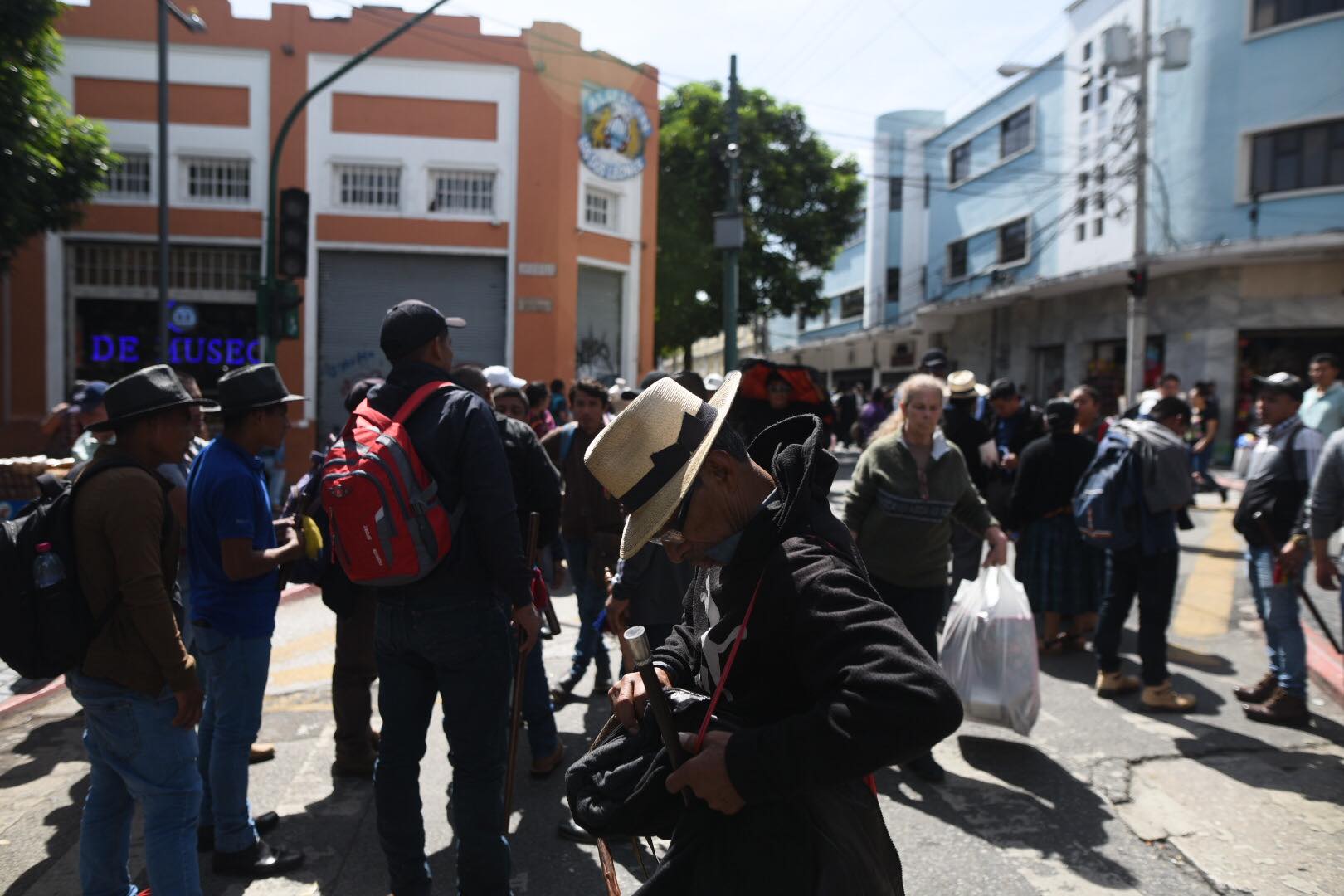 autoridades indígenas manifiestan frente al Congreso