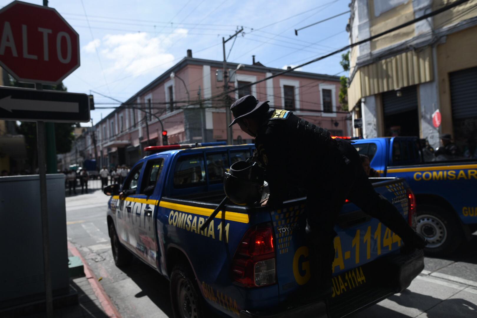 autoridades indígenas manifiestan frente al Congreso