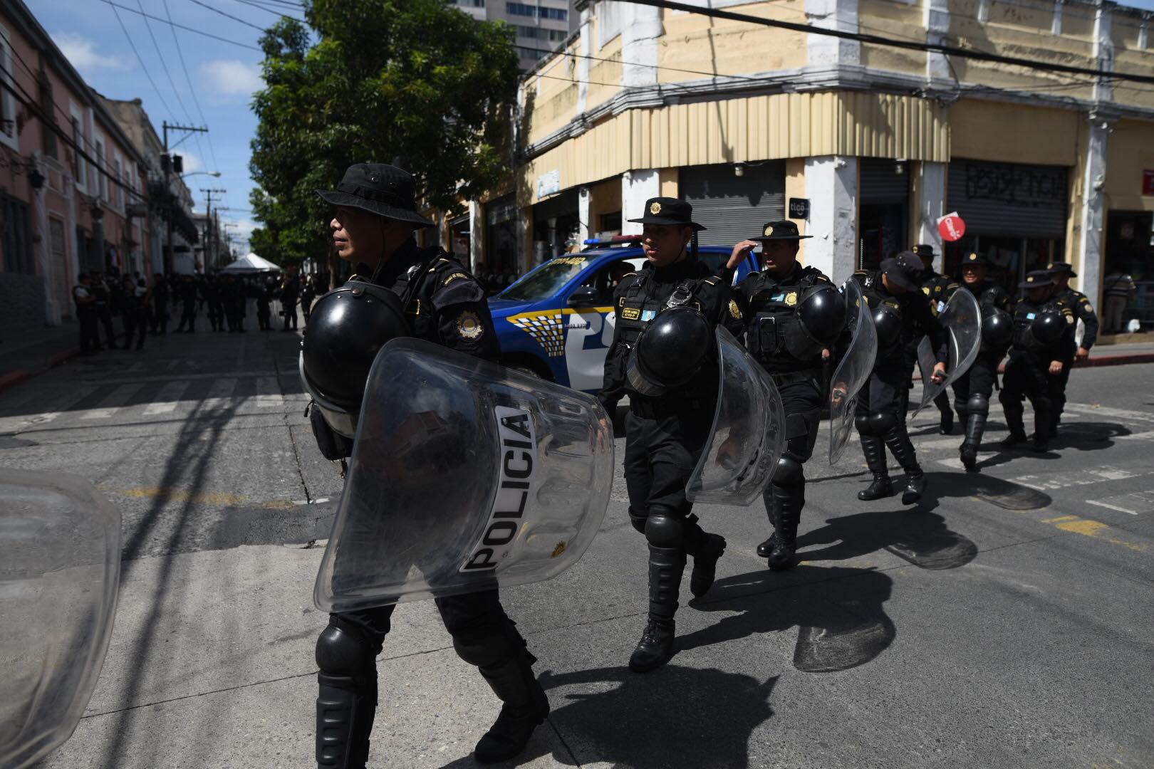 autoridades indígenas manifiestan frente al Congreso