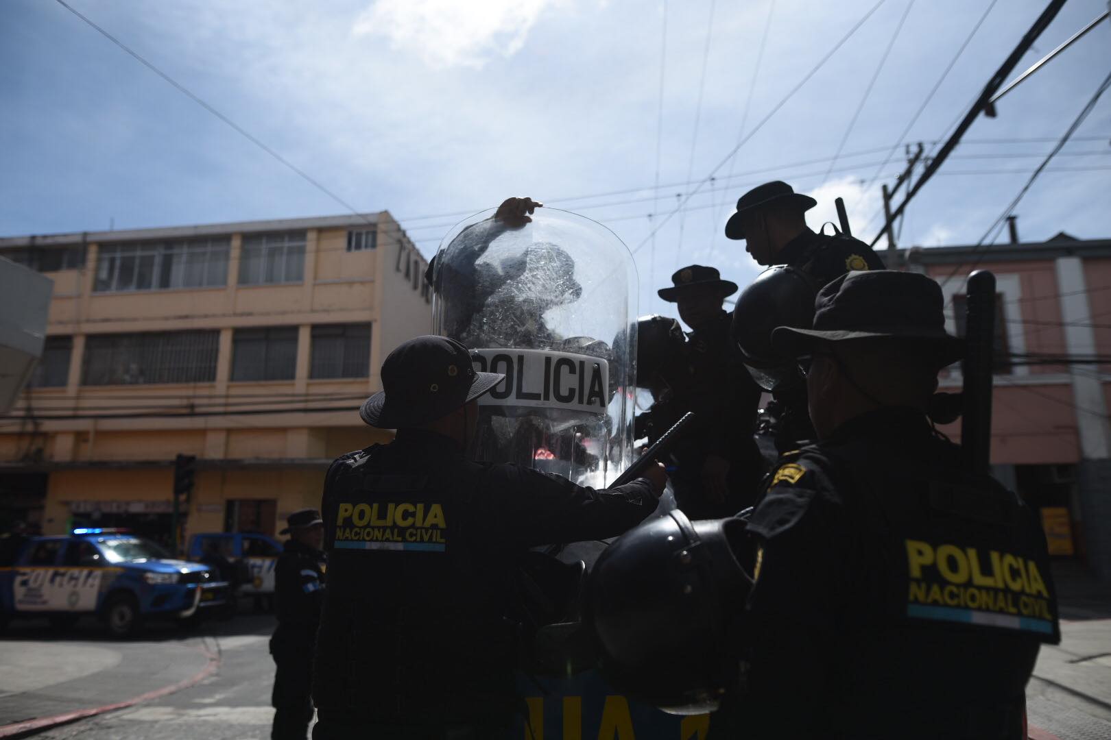 autoridades indígenas manifiestan frente al Congreso