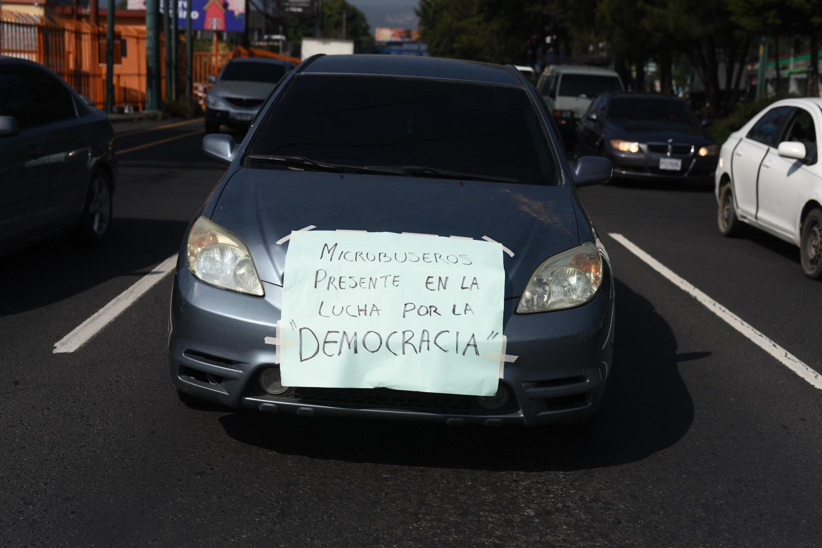 caravana de transportistas recorre la calzada Roosevelt