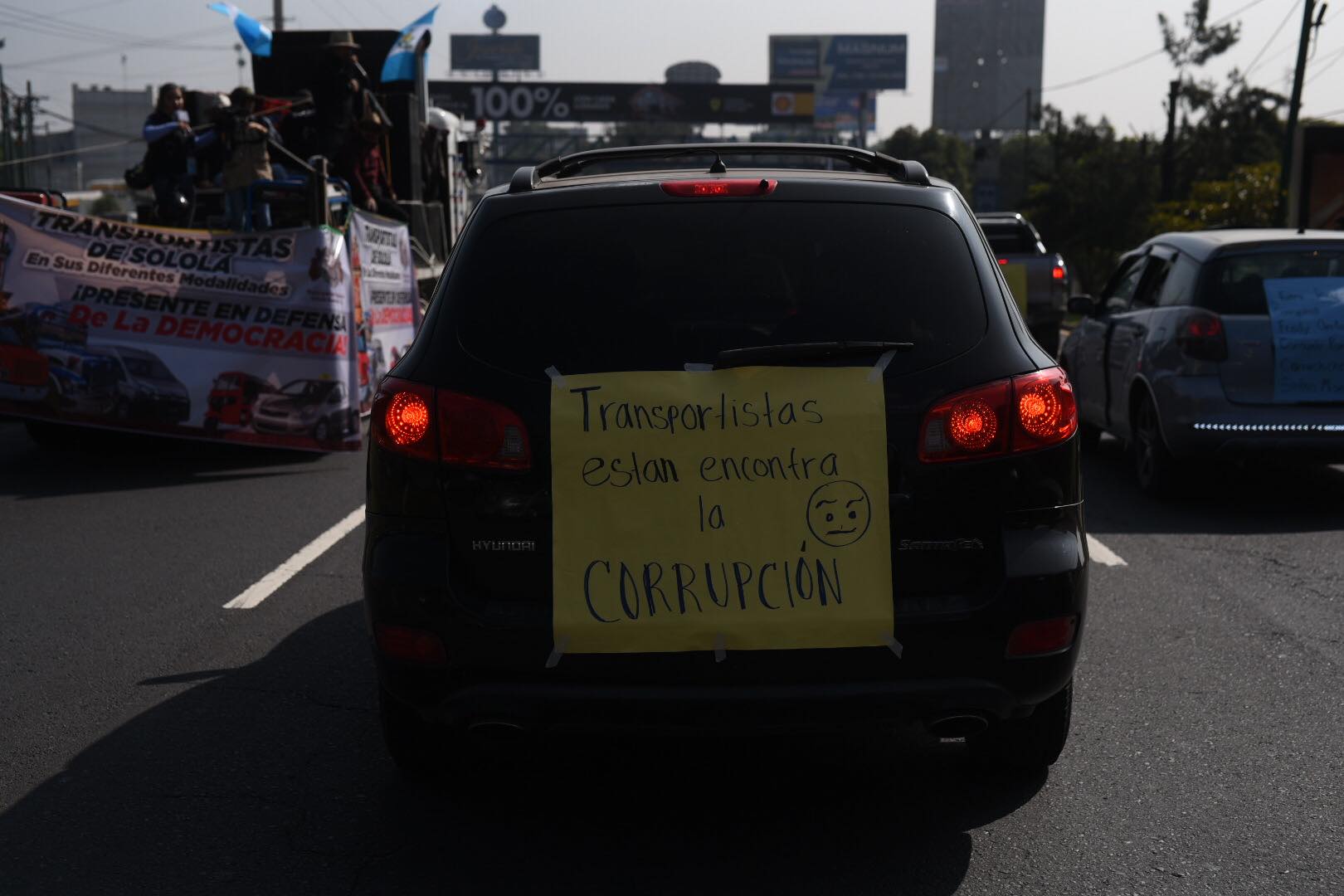 caravana de transportistas recorre la calzada Roosevelt