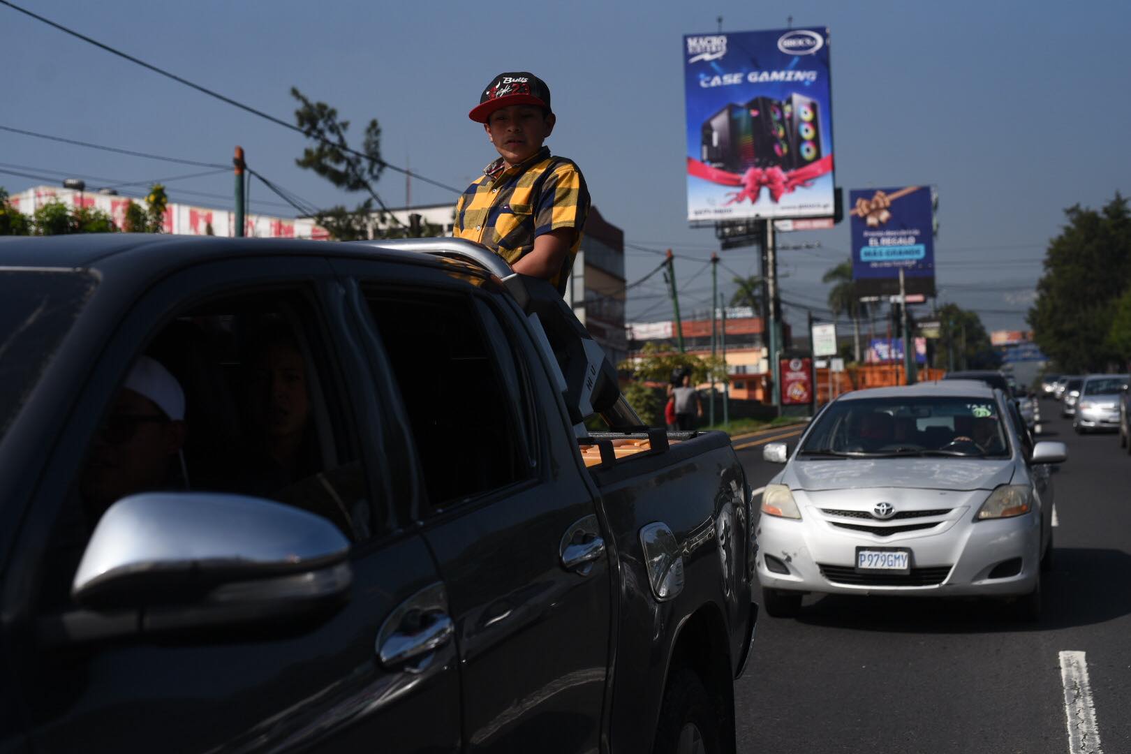 caravana de transportistas recorre la calzada Roosevelt