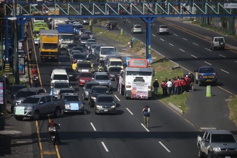 caravana de transportistas recorre la calzada Roosevelt