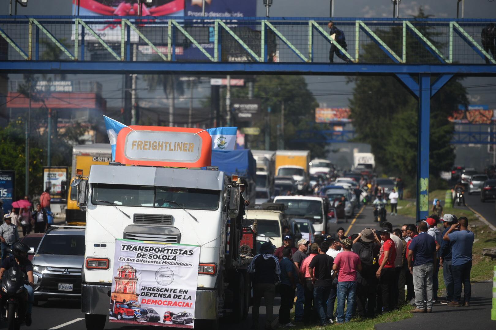 caravana de transportistas recorre la calzada Roosevelt