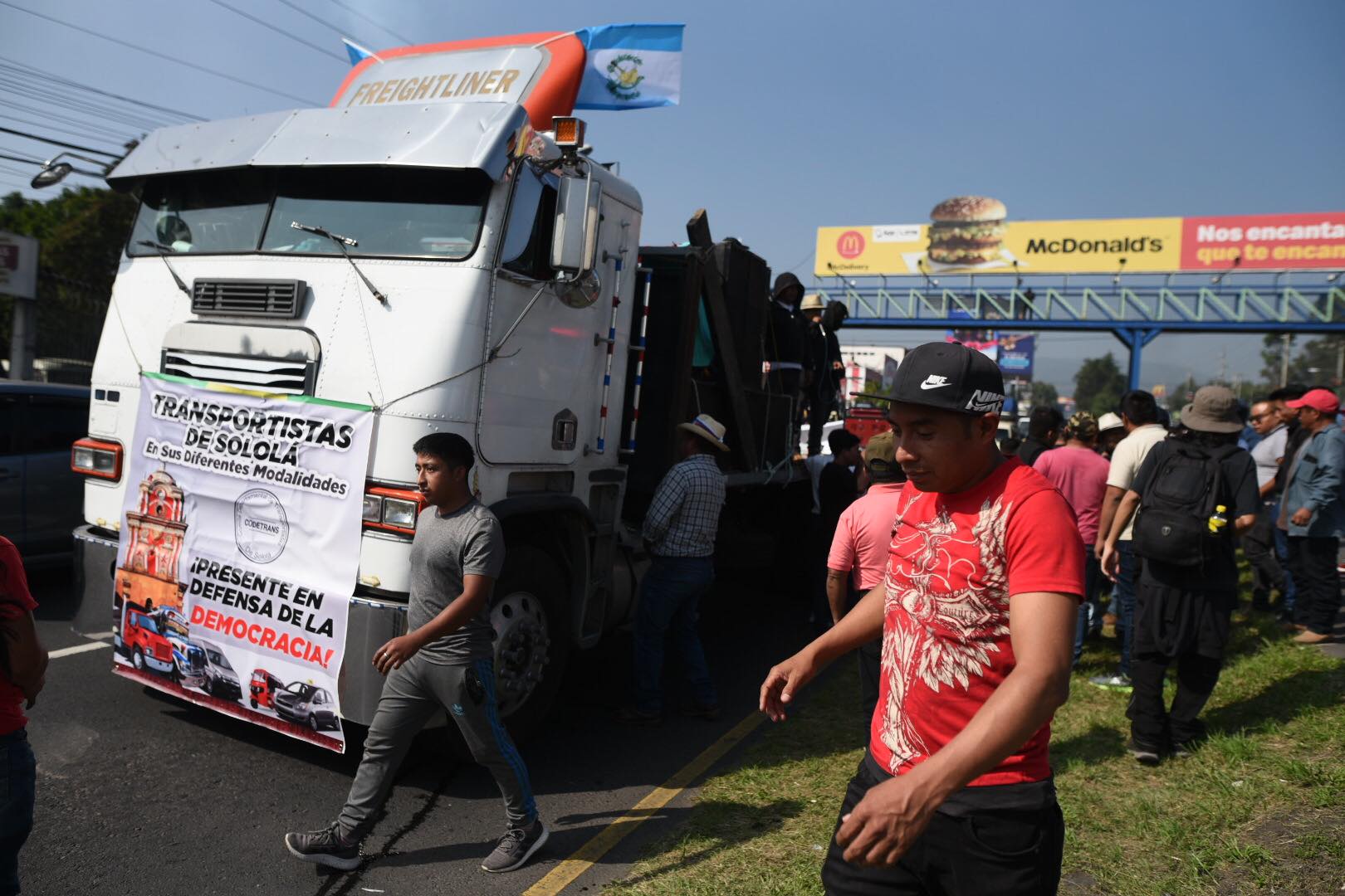 caravana de transportistas recorre la calzada Roosevelt