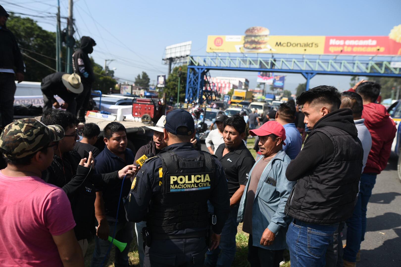 caravana de transportistas recorre la calzada Roosevelt