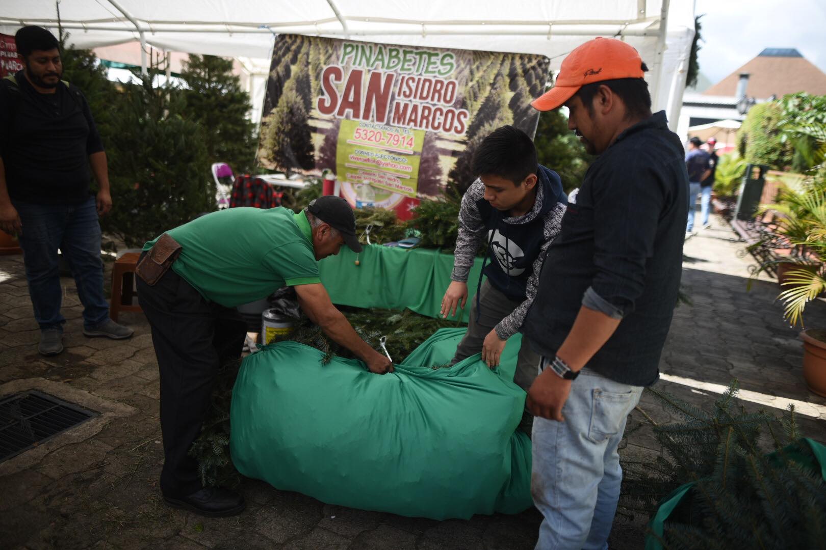 Feria del Pinabete en mercado de Artesanías, zona 13