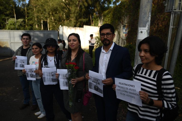 estudiante de la Usac, Javier de León, se gradúa desde prisión