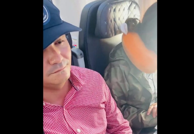 Ciudadana cuestiona al juez Fredy Orellana durante vuelo