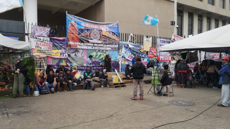 manifestación de autoridades ancestrales frente al Ministerio Público