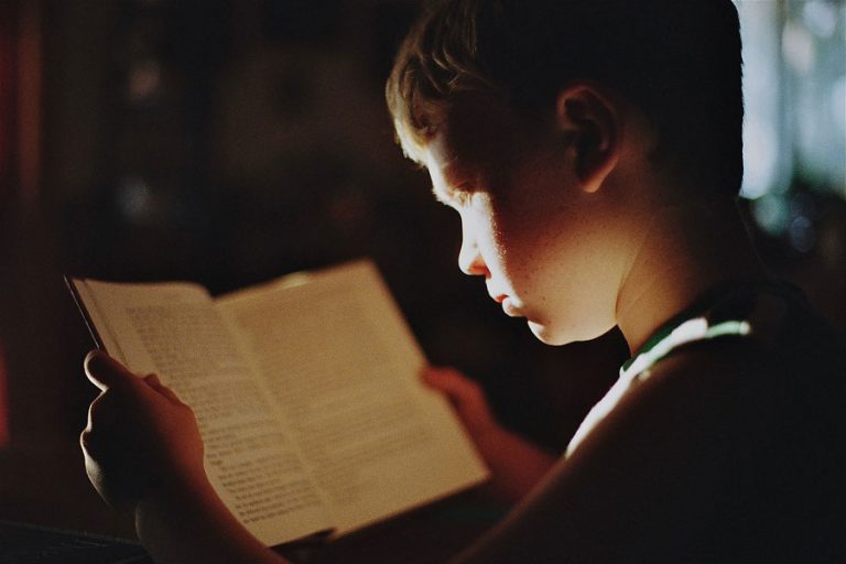 Niño leyendo un libro