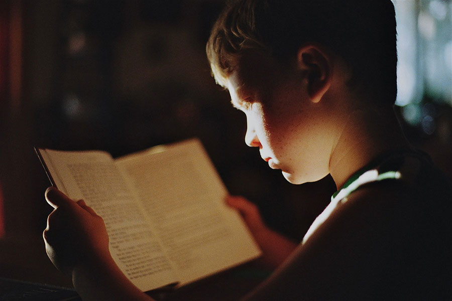 Niño leyendo un libro