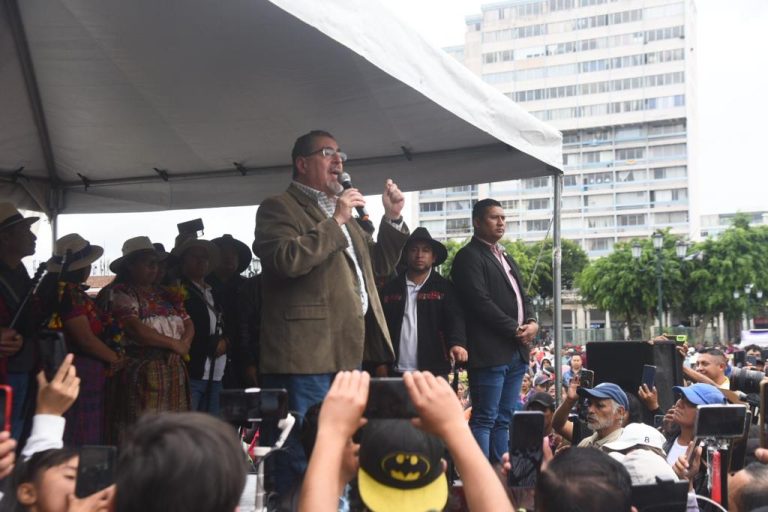 presidente electo Bernardo Arévalo acude a manifestación en plaza de la Constitución