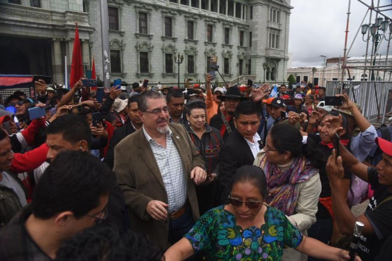 presidente electo Bernardo Arévalo acude a manifestación en plaza de la Constitución