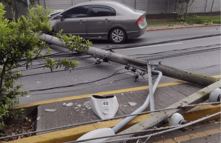 Poste derribado tras colisión en Mixco