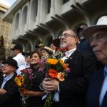 Binomio electo se suma a masiva manifestación