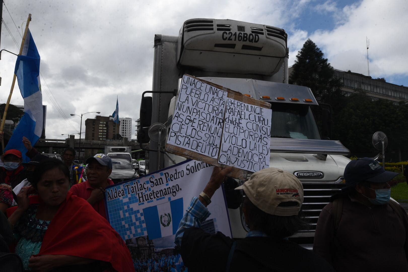 caminata de autoridades indígenas en la capital