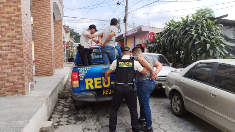 Capturan a saqueadores cuando vendían un celular robado