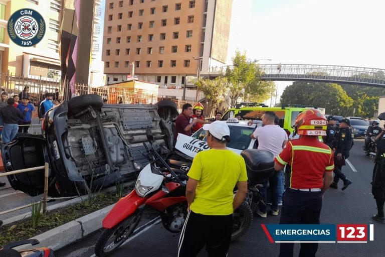 carro volcado en bulevar El Naranjo, Mixco