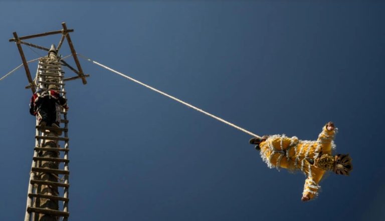 Indígenas guatemaltecos celebran la danza ancestral del Palo Volador