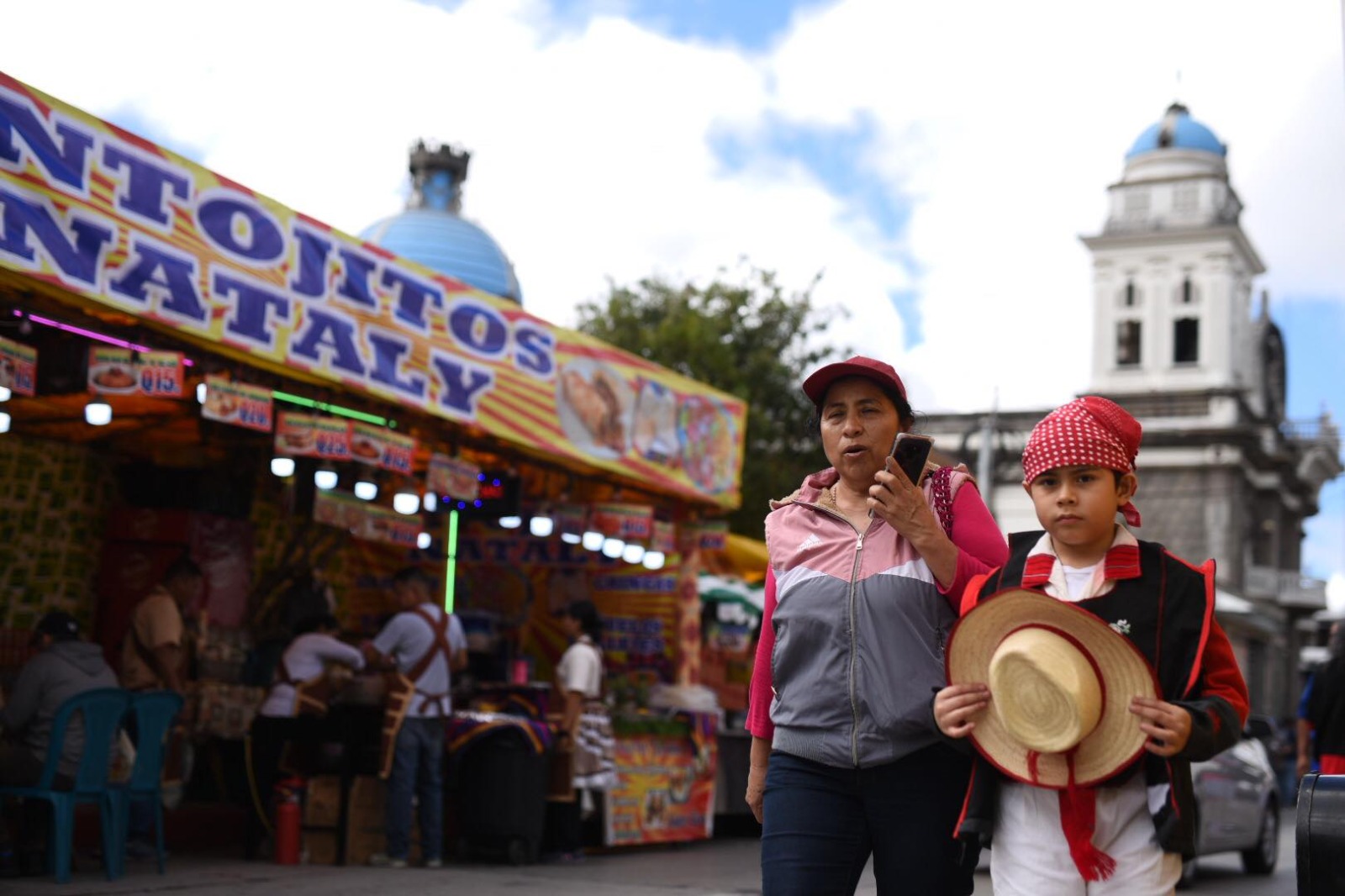 fieles acuden al santuario en Día de la Virgen de Guadalupe