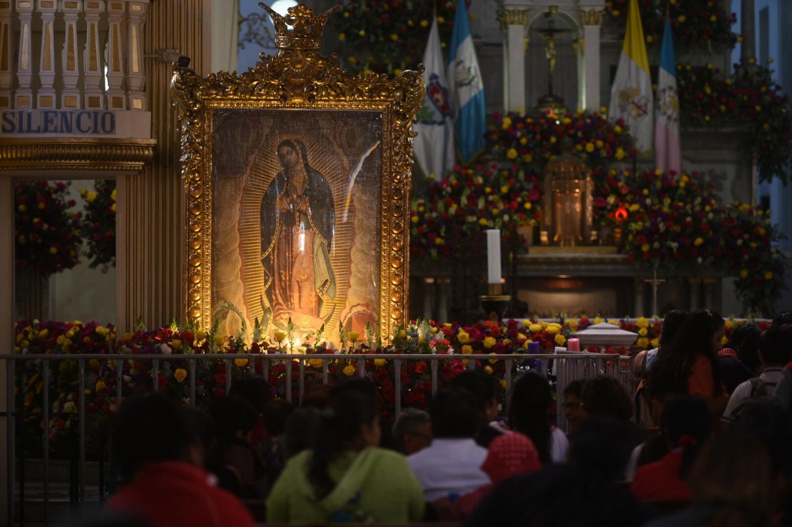 fieles acuden al santuario en Día de la Virgen de Guadalupe