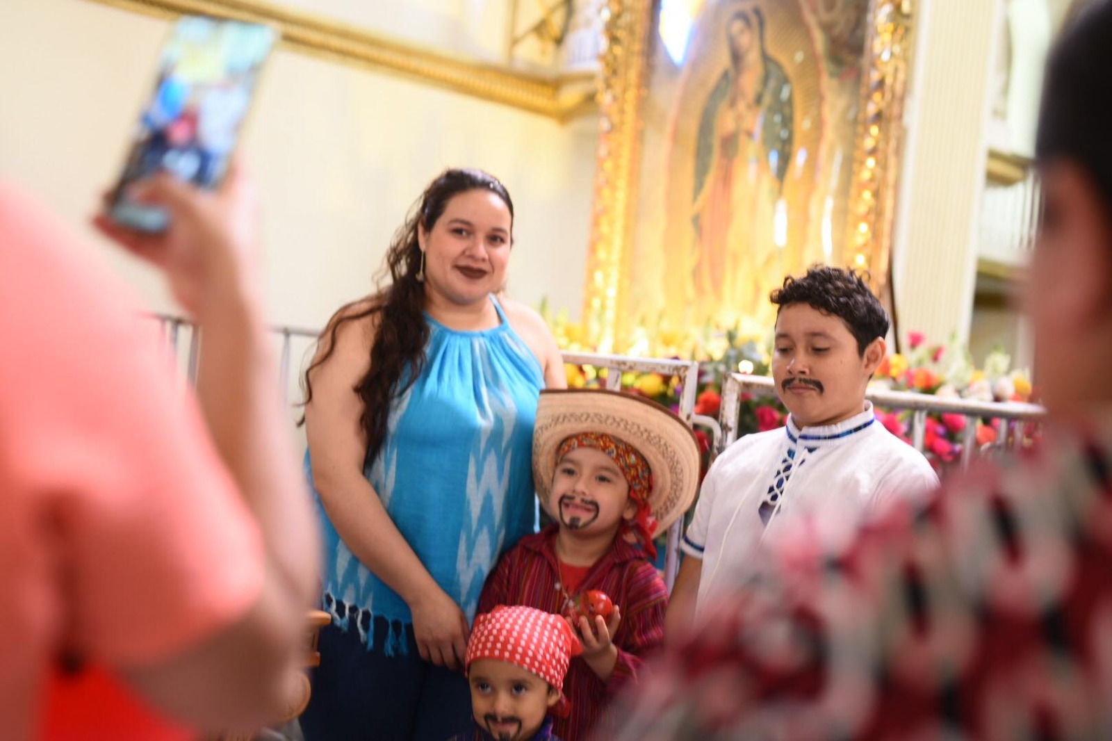 fieles acuden al santuario en Día de la Virgen de Guadalupe