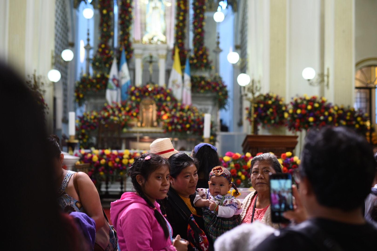 fieles acuden al santuario en Día de la Virgen de Guadalupe