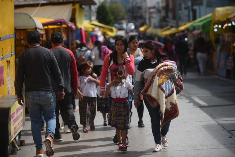 fieles acuden al santuario en Día de la Virgen de Guadalupe