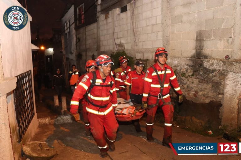 Bomberos Municipales localizaron un cadáver, probablemente de un desaparecido en derrumbe de zona 3