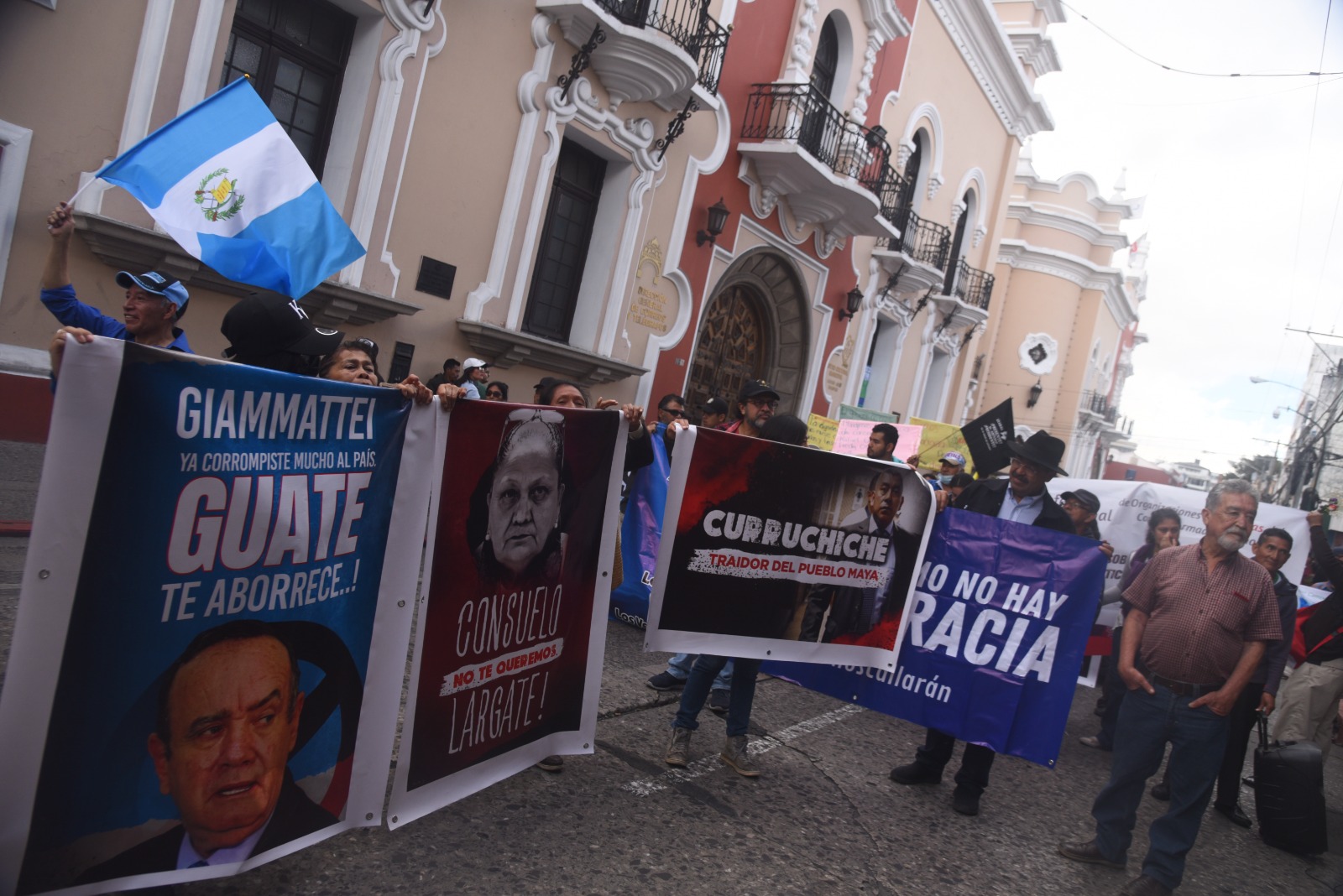 marcha en defensa de la democracia, participan Bernardo Arévalo, Karin Herrera y líderes indígenas