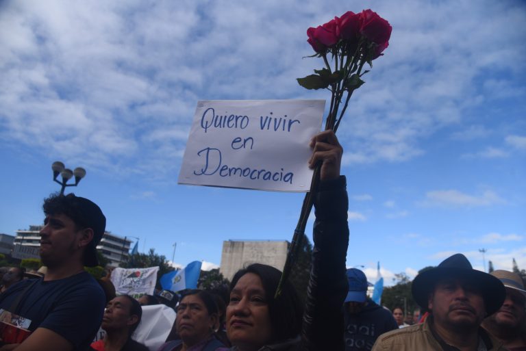 marcha en defensa de la democracia, participan Bernardo Arévalo, Karin Herrera y líderes indígenas